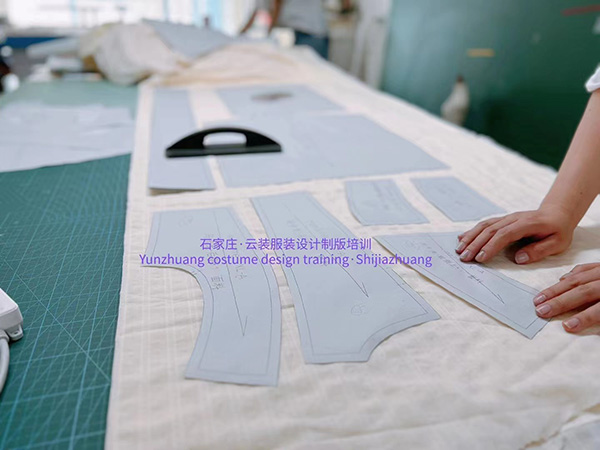 【云裝，日?！? /></a>
                                <h3><a href=